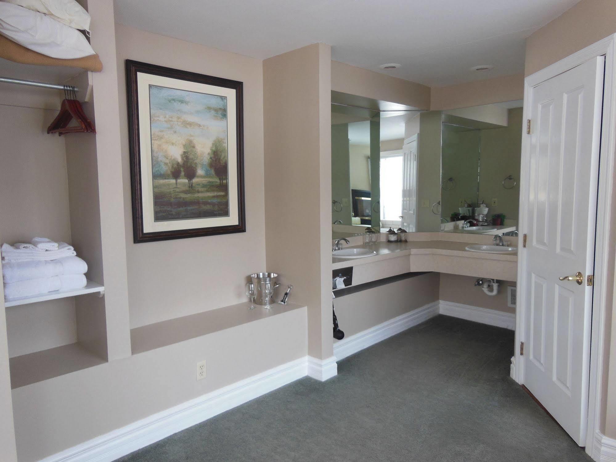 Stone Waters Inn Bellaire Екстер'єр фото
